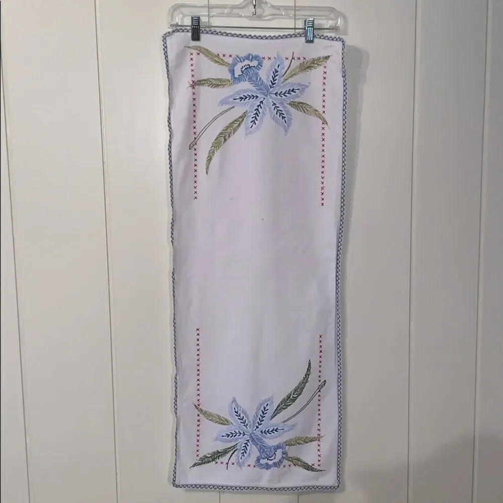 ‎Vtg cotton/linen embroidered table runner